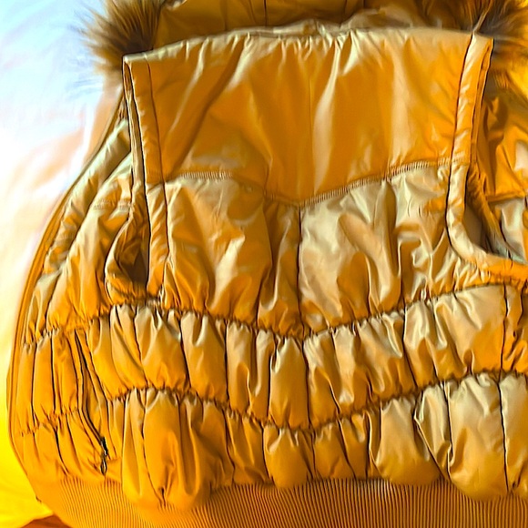 Women’s Hooded Quilted Vest - Picture 6 of 6